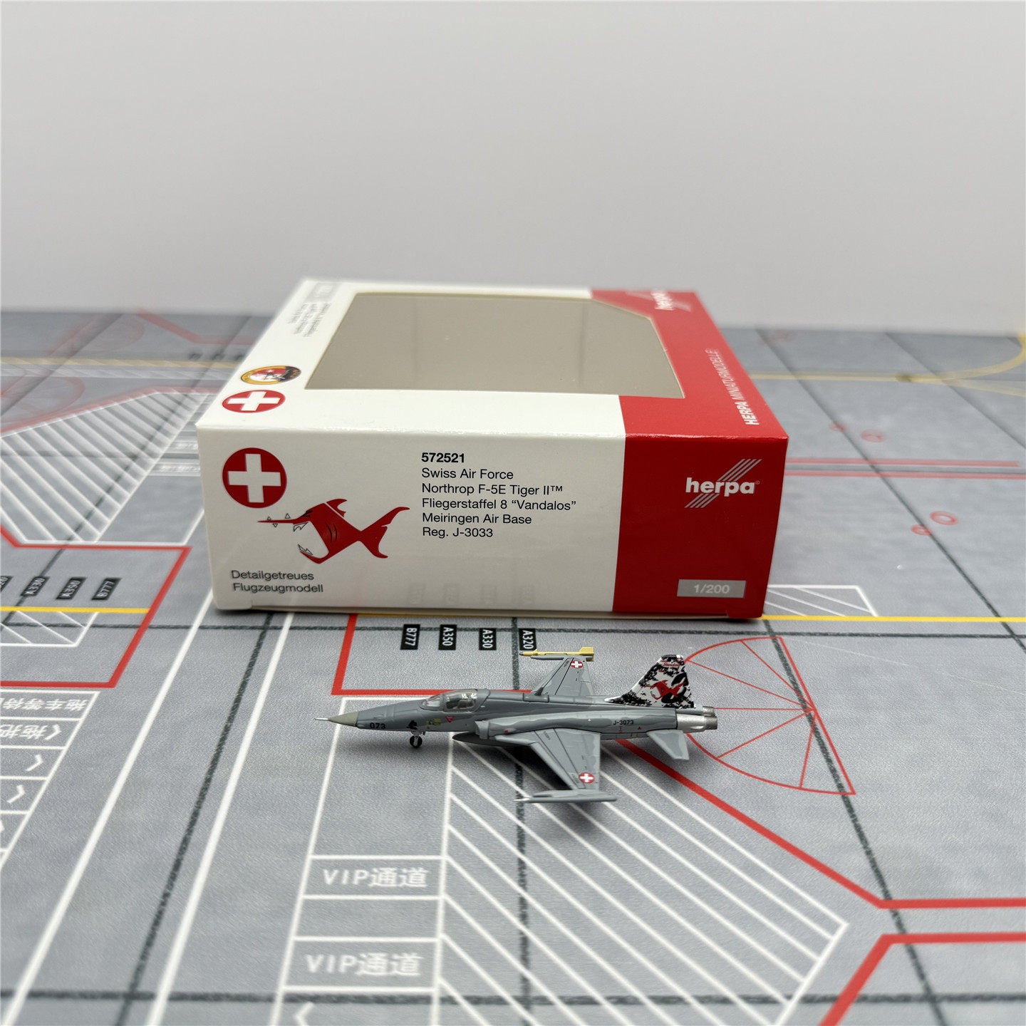 1/200 Swiss Air Force F-5E J-3033 572521 - cover